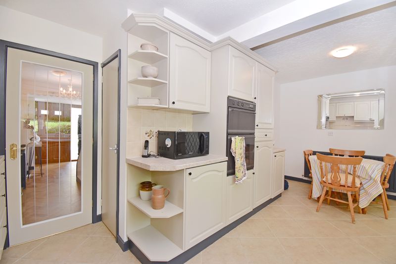 Kitchen/Breakfast Room- click for photo gallery